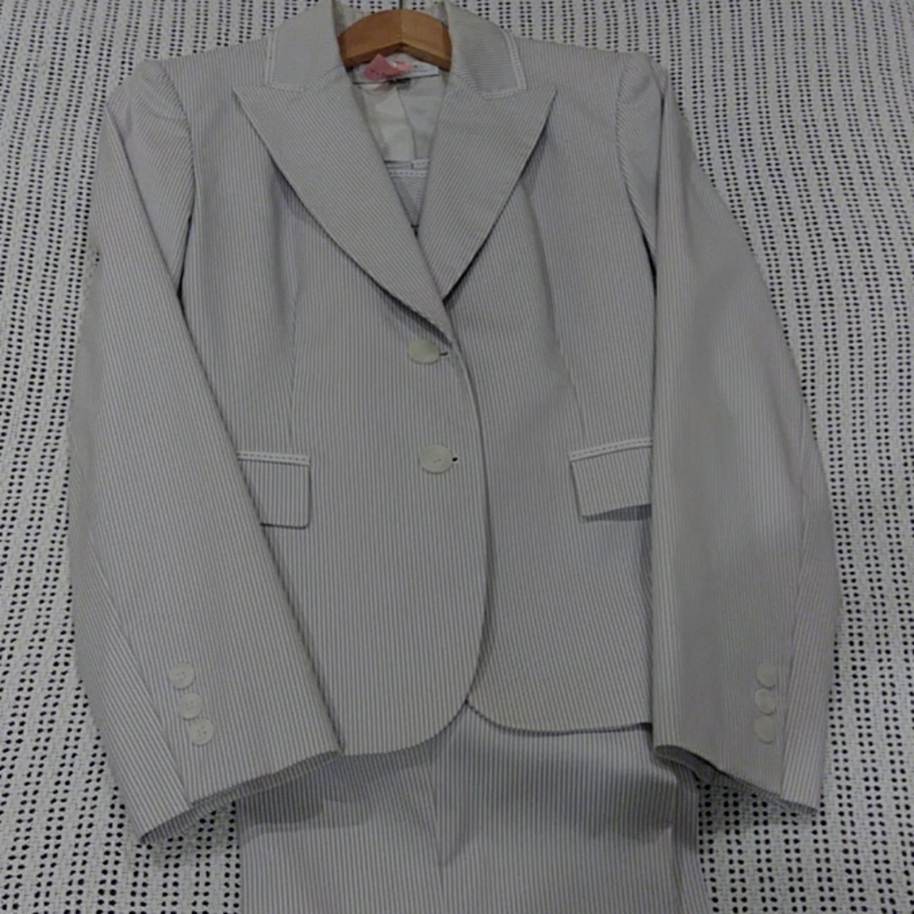 Tahari women's pantsuit